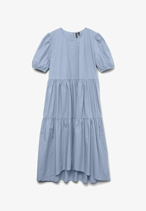 Robe en coton bleu clair avec de courtes manches bouffantes, col rond, design à étages et un ourlet qui descend à l'arrière pour un détail supplémentaire.
