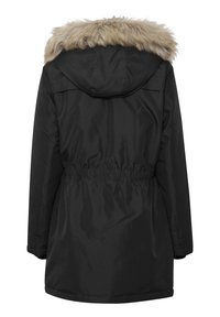 Sort parka-jakke med pelsforet hætte, elastisk talje og lange ærmer. Har en glat, vandafvisende overflade og et mellemlangt design.