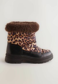 Botki puffer w z nadrukiem pantery z brązowym futerkiem, czarnymi skórzanymi akcentami, masywną podeszwą i pikowaną cholewką dla ciepła i stylu.