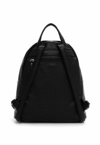 Mochila de cuero negra con un acabado texturizado, que cuenta con dos correas ajustables, un asa superior y un bolsillo con cremallera en la parte frontal.