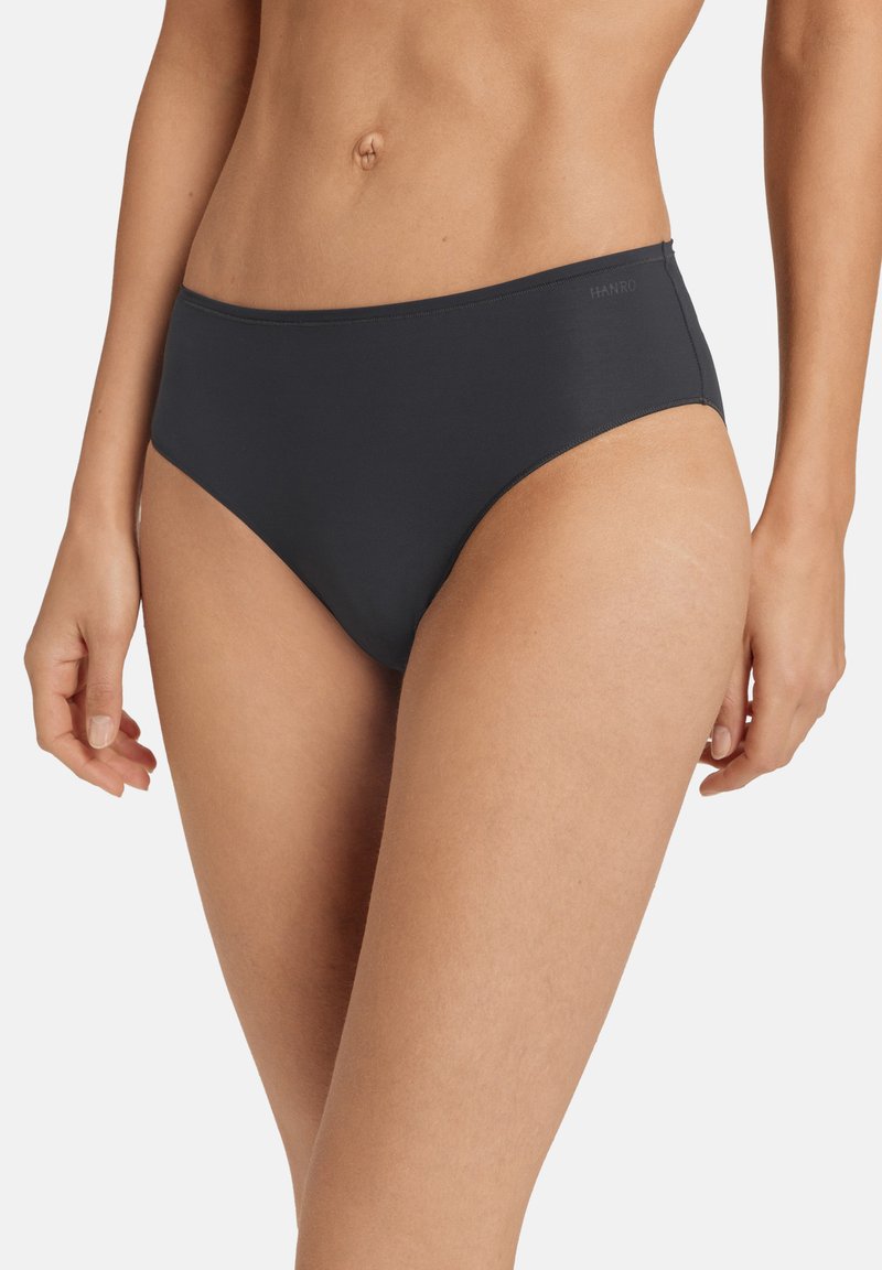 Slip bikini nero a vita alta realizzato in tessuto morbido, caratterizzato da un design minimalista con un dettaglio del logo vicino all'elastico in vita.