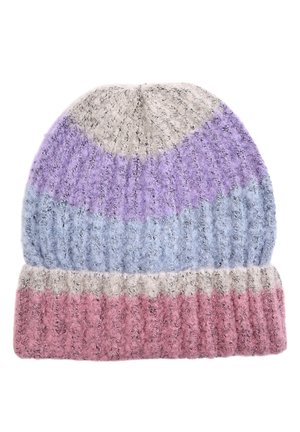 Bonnet en tricot doux avec des rayures horizontales beige, violet, bleu et rose.