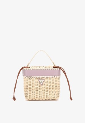 Sac à main beige tissé avec bordure rose, fermetures à cordon marron, poignée supérieure et logo triangulaire Guess au centre devant.