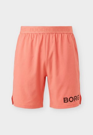 Koralowe szorty sportowe z elastycznym pasem z tłoczonym napisem "BJÖRN BORG" i czarnym napisem "BORG" na lewej nogawce blisko brzegu.