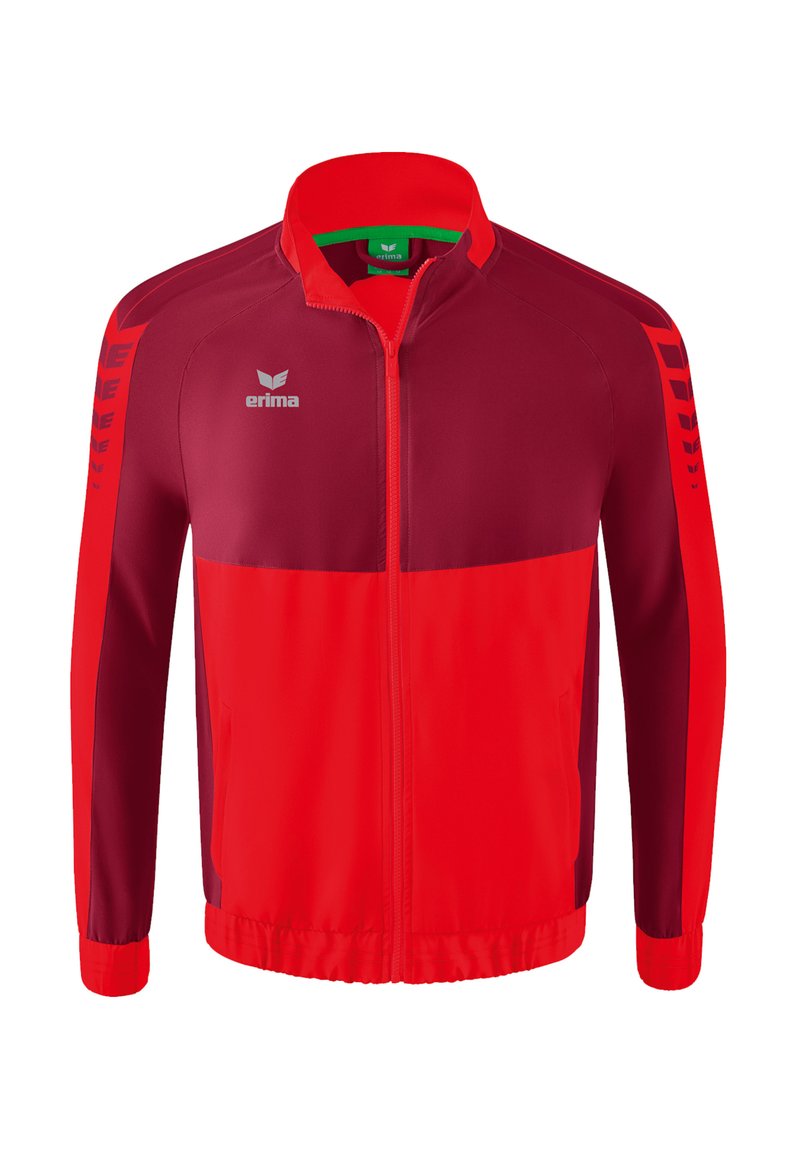 Veste de sport rouge et bordeaux avec un col haut, fermeture éclair, logo blanc et rayures contrastées sur les manches ; tissu lisse et léger.