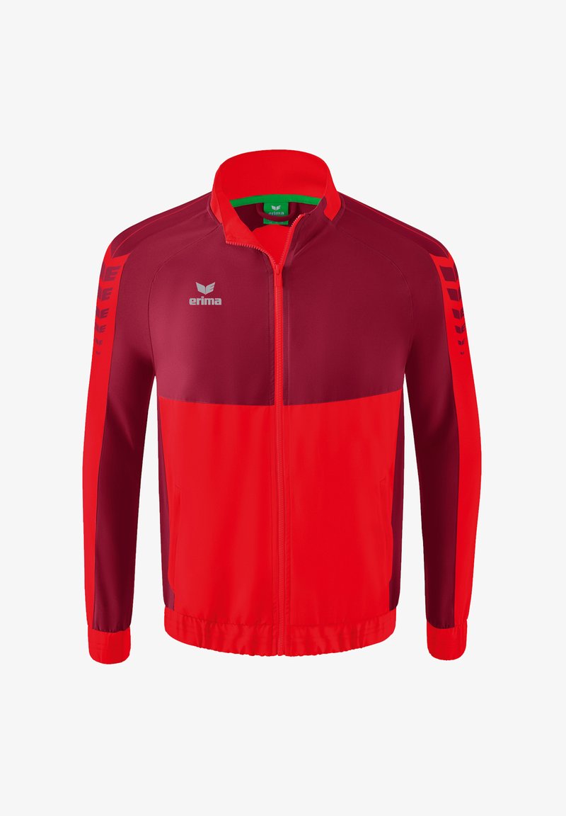 Giacca atletica rossa e bordeaux con colletto alto, chiusura con zip, logo bianco e strisce a contrasto sulle maniche; tessuto liscio e leggero.