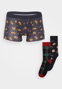 Boxerbriefs i marinblått med tryck av pepparkakor och godiskäppar; inkluderar två par strumpor: en i röd rutigt och en svart med pepparkaksdesign.
