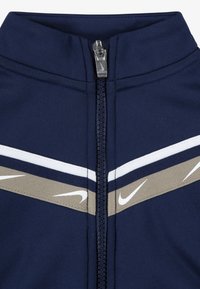Nike Sportswear CLUB PROPUS UNISEX SET - Pantaloni de trening - midnight navy