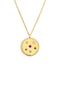 Collana con pendente in oro che presenta un disco rotondo con sei pietre a forma di stella in rosa, verde, blu e trasparente. Bordo texturizzato con una catena.