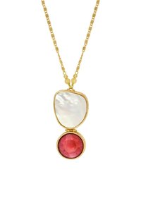 Collier en or avec un pendentif en coquillage blanc lisse et irisé au-dessus d'une pierre rouge ronde et facettée, le tout suspendu à une chaîne perlé.