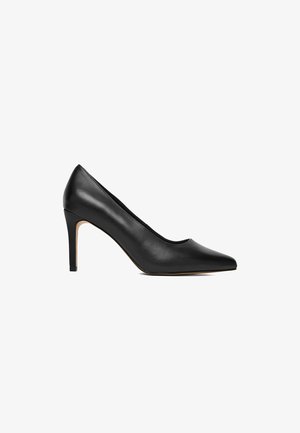 Pantof cu toc înalt ascuțit, din piele neagră, cu toc subțire de tip stiletto, prezentat în profil lateral pe un fundal alb.