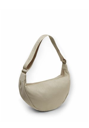 Sac à bandoulière beige en forme de croissant avec une large sangle réglable ornée de texte en relief, présenté sur un fond blanc.