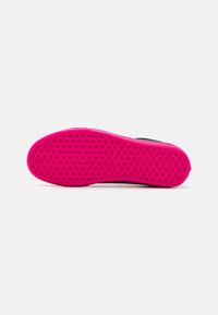 Vans OLD SKOOL UNISEX - Joggesko - sour power/hot pink