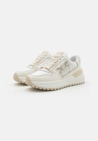 Sneakers beige e bianchi con una parte superiore in sintetico liscio, caratterizzati da una base testurizzata, chiusura con lacci e un motivo decorativo a farfalla in strass.