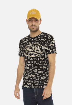 T-shirt graphique noir avec des motifs blancs présentant divers symboles. Col rond, manches courtes. Casquette jaune avec logo, en coton, coupe décontractée.