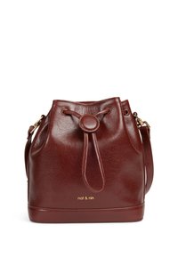 Sac seau en cuir marron avec une fermeture à cordon, un logo doré, une texture lisse et une bandoulière amovible.