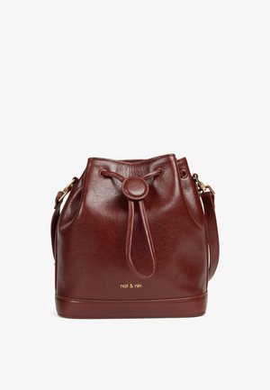 Bruine leren bucketbag met een trekkoordsluiting, gouden merklogo, gladde textuur en een afneembare schouderriem.