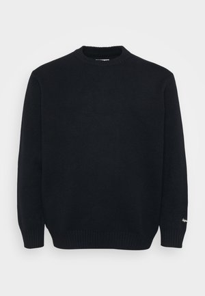 Čierny pletený sveter s okrúhlym výstrihom a dlhými rukávmi, s rebrovanými manžetami a lemom, zobrazený na jednoduchom svetlom pozadí.