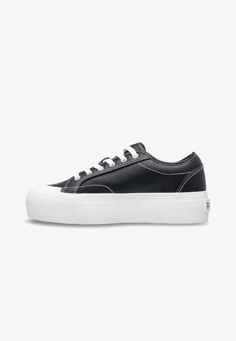 Baskets en cuir noir avec une finition texturée, semelle en caoutchouc blanche et design classique à lacets. Présente des coutures blanches et un accent de talon marqué.