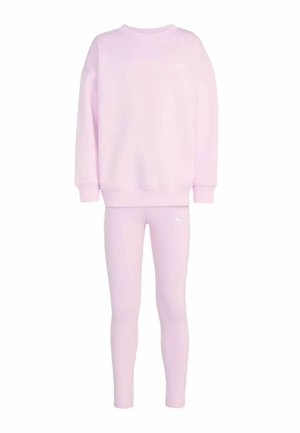 Ensemble de survêtement Adidas rose clair avec sweat-shirt à manches longues et leggings ajustés, présentant des logos trefoil blancs d'Adidas sur la poitrine et la cuisse.
