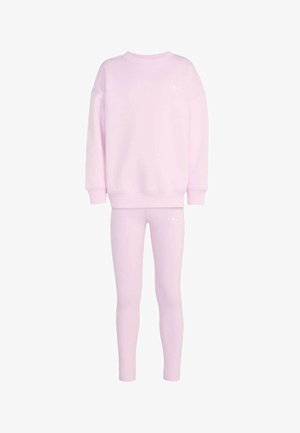 Ensemble de survêtement Adidas rose clair avec sweat-shirt à manches longues et leggings ajustés, présentant des logos trefoil blancs d'Adidas sur la poitrine et la cuisse.