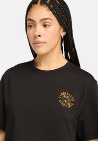 Timberland GRAPHIC SHORT-SLEEVE TEE - Triko s potiskem - black