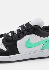 Jordan AIR JORDAN 1 LOW UNISEX - Sneakers basse - white/black/green glow