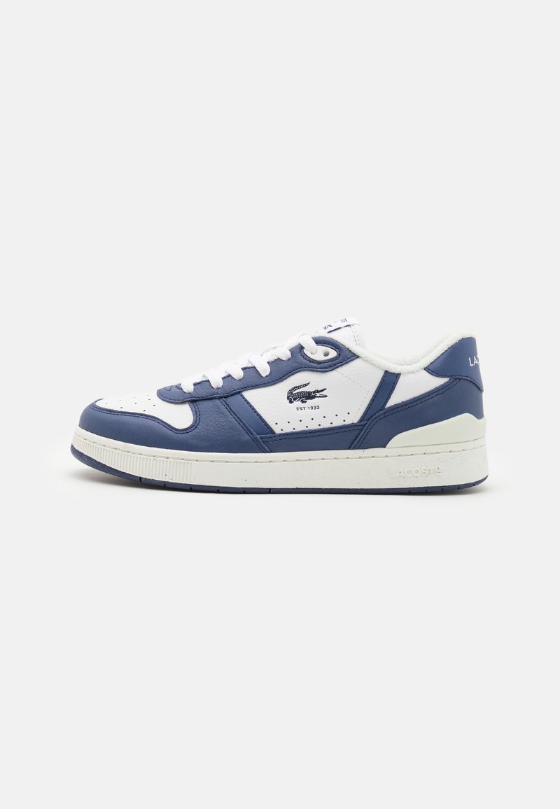 Zapatilla Lacoste con parte superior de cuero azul y blanco, punta redonda, cierre de cordones, acentos texturizados y detalle del logo en el lateral.