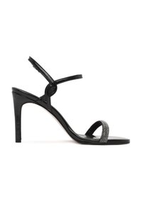 Sandalo alto in pelle nera con sottili cinture alla caviglia e all'alluce. Presenta una fascia accentuata da strass testurizzati sopra la soletta.