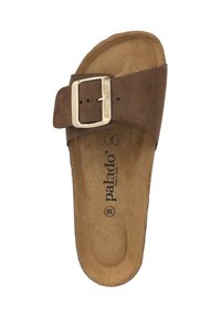 Sandale en daim marron avec une large lanière et une boucle en métal doré. Dispose d'une semelle intérieure ergonomique avec un branding embossé et des détails de taille.