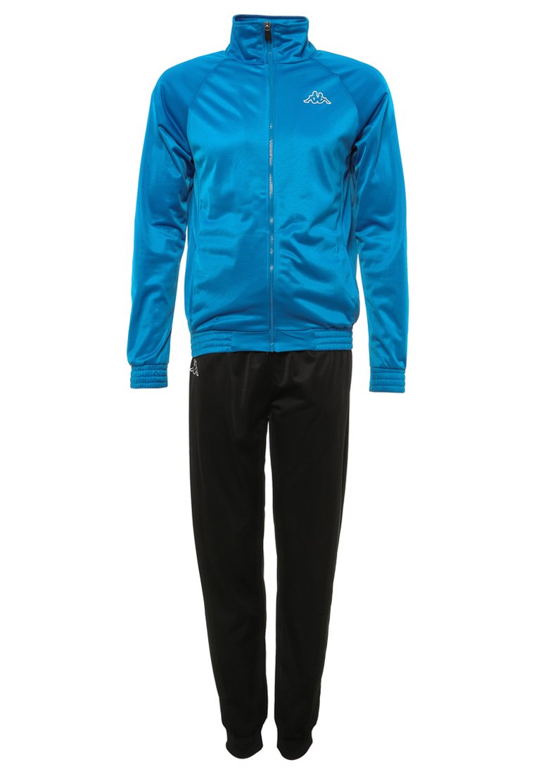 Giacca blu con zip e polsini a costine, dotata di logo; abbinata a pantaloni neri con vita elastica. Entrambi realizzati in tessuto liscio e leggero.