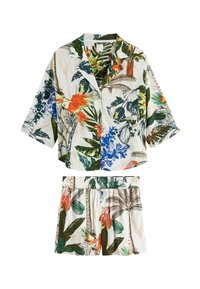 Cămașă cu mânecă scurtă cu imprimeu floral și pantaloni scurți asortați, prezentând culori vibrante, motive tropicale și croială lejeră cu talie elastică.