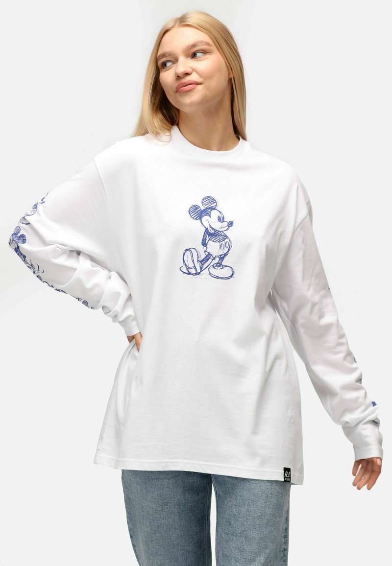 Maglietta bianca a maniche lunghe con una schizzo blu di Topolino sul davanti e motivi decorativi blu sulle maniche. Design dalla vestibilità casual.