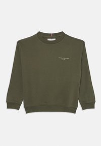 Oliwkowy sweter z okrągłym dekoltem, z ribbowanym wykończeniem mankietów i dołu. Z przodu znajduje się logo "Tommy Hilfiger" w białym kolorze. Wykonany z miękkiej bawełny.