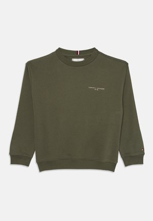 Olivovo zelená mikina so širokým výstrihom, rebrovanými manžetami a lemovaním. Na hrudi má biele logo "Tommy Hilfiger". Vyrobená z mäkkej bavlny.