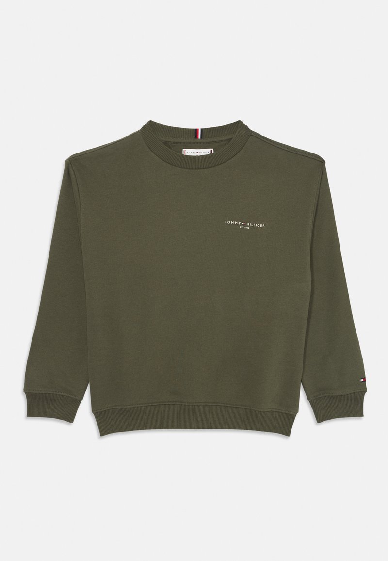 Oliwkowy sweter z okrągłym dekoltem, z ribbowanym wykończeniem mankietów i dołu. Z przodu znajduje się logo "Tommy Hilfiger" w białym kolorze. Wykonany z miękkiej bawełny.