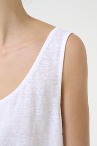 Top bianco senza maniche realizzato in un tessuto morbido e strutturato, con un'ampia scollatura a barca e bordi delicati, che mette in risalto un design minimalista.