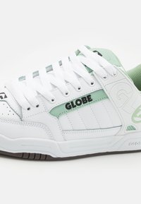 Globe TILT - Skatová obuv - white/green smu