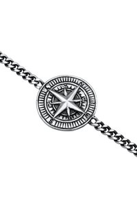 Silverkompassberlock på ett kedjearmband, med en detaljerad stjärndesign och kardinalriktningar ingraverade runt kanten.