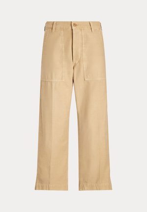 Pantaloni bej cu picioare largi, buzunare aplicate în față, carlige pentru curea și închidere cu nasture.
