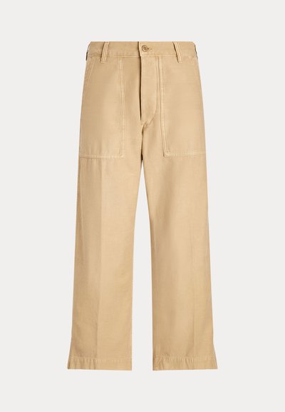 Μπεζ παντελόνι με φαρδύ πόδι, μπροστινές τσέπες με επιφάνεια, θηλιές για ζώνη και κουμπί στο κλείσιμο.