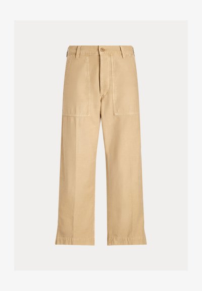 Μπεζ παντελόνι με φαρδύ πόδι, μπροστινές τσέπες με επιφάνεια, θηλιές για ζώνη και κουμπί στο κλείσιμο.