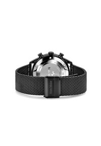 Montre en acier inoxydable noir avec un bracelet en maille, texture brossée, et un boîtier à dos argenté affichant le logo et les détails. Deux poussoirs sur la couronne.