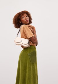 COACHTOPIA - WAVY DINKY SHOULDER BAG WITH CROSSBODY STRAP UNISEX - Axelremsväska - cloud