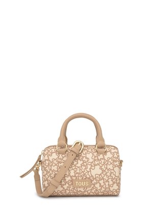 Pequeño bolso de mano beige y tostado con estampado, con dos asas y correa de hombro ajustable, con herrajes en tono dorado y logo de Tous en el frente.