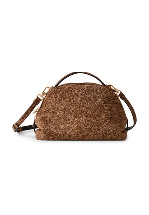 Braune, strukturiert Handtasche mit runder Form, goldfarbener Hardware und abnehmbarem Tragegurt. Die Oberfläche weist ein genarbtes Muster auf.