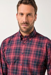 Rood en marineblauw geruit overhemd met een button-down kraag, blauwe knopen en een gladde stoftextuur. Opvallend ruitpatroon overal.