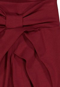 Bordeauxfarvet stof med en glat tekstur, der har en snoet knudedetalje ved taljen og bløde draperinger, der skaber en elegant silhuet.