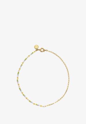 Gul kedja armband med små, flerfärgade pärlor i nyanser av grönt, gult, rosa och blått, med ett säkert lås och logocharm.