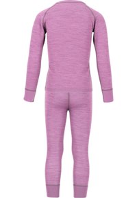 Langærmet termosæt i lys lyserød, lavet af jersey strikstof. Har kontrasterende sømme og tætsiddende design for varme og komfort.